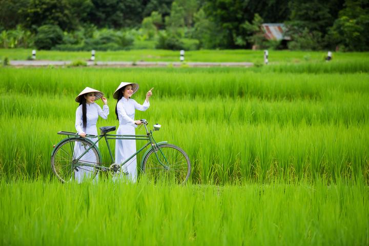 Tỏa Sáng Trên Mạng Xã Hội: Chuyên Gia Trang Điểm & Hotspot Matrix
